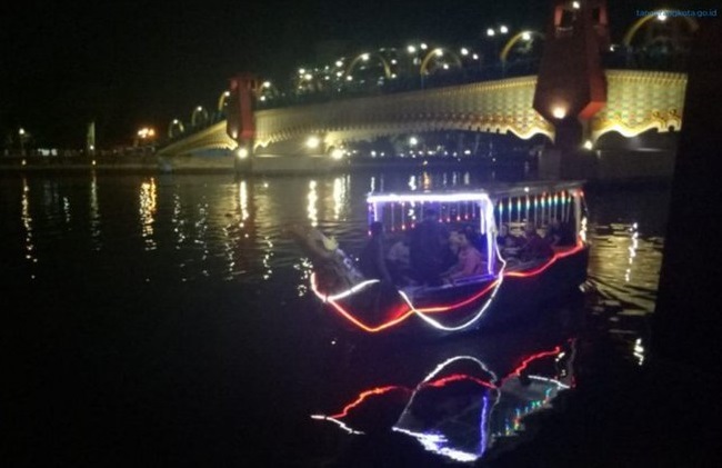 Perahu Grenpik Jadi Atraksi Seru pada Destinasi Wisata Malam di Tangerang