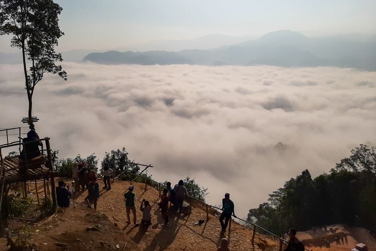 Negeri di Atas Awan Gunung Luhur Banten Kini Sudah Terjangkau Sinyal Internet