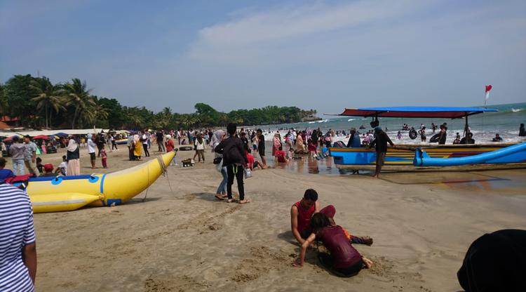 Korona Mewabah, Pantai Anyer dan Carita Dipadati Wisatawan dari Tangerang dan Jakarta