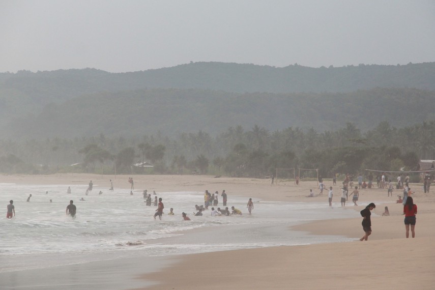 Menikmati Ombak Pantai Pasir Putih, Desa Sawarna