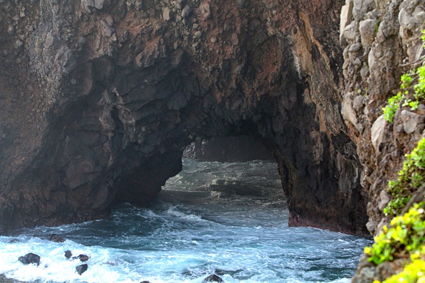 Gua Tungku, Gua Indah di Tebing Pulau Sangiang