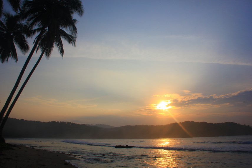 Keindahan Pesona Matahari Terbit di Pantai Karang Bereum