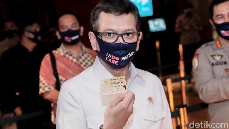 Tarik Wisatawan, Kemenparekraf Siapkan Diskon Besar-besaran Tiket Pesawat-Hotel?