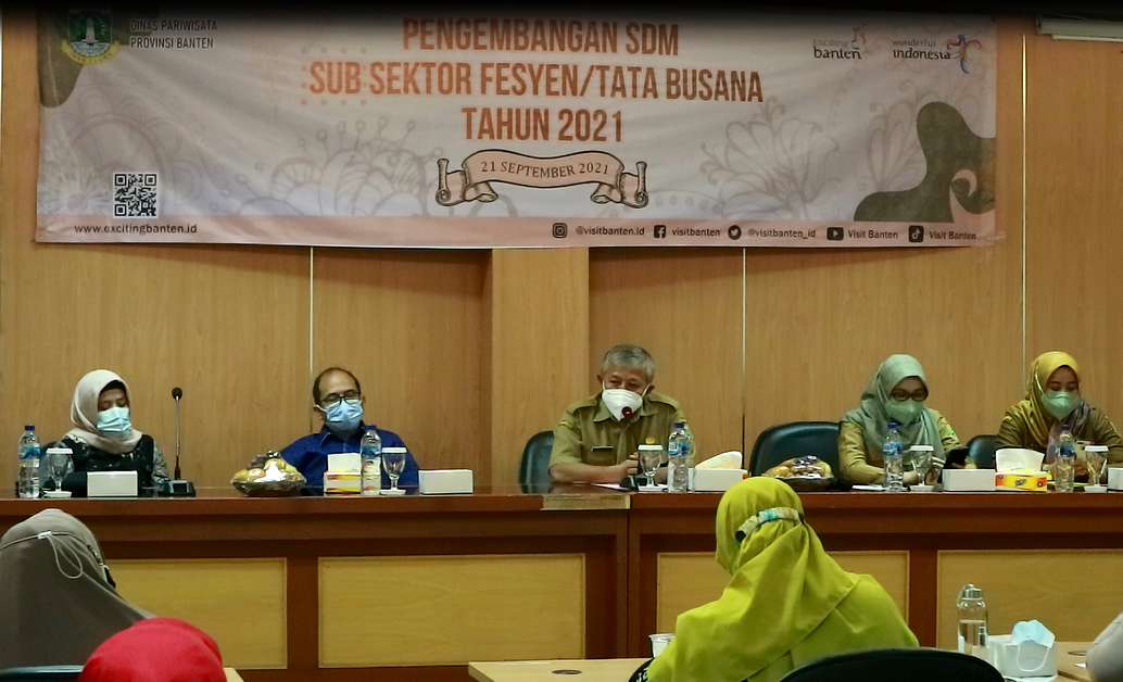 “Meningkatkan Kualitas dan Daya Saing Pelaku Ekonomi Kreatif di masa Pandemi Covid-19” melalui Pengembangan SDM Fesyen / Tata Busana 2021