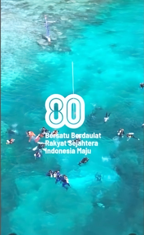 Pengibaran Bendera Merah Putih Bawah Laut dan Pembentangan Bendera di Permukaan Air di Pulau Sangiang Meriahkan HUT RI ke-80